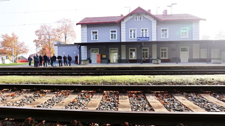 Vlaková stanice Přeštice se pyšní nově opravenou výpravní budovou