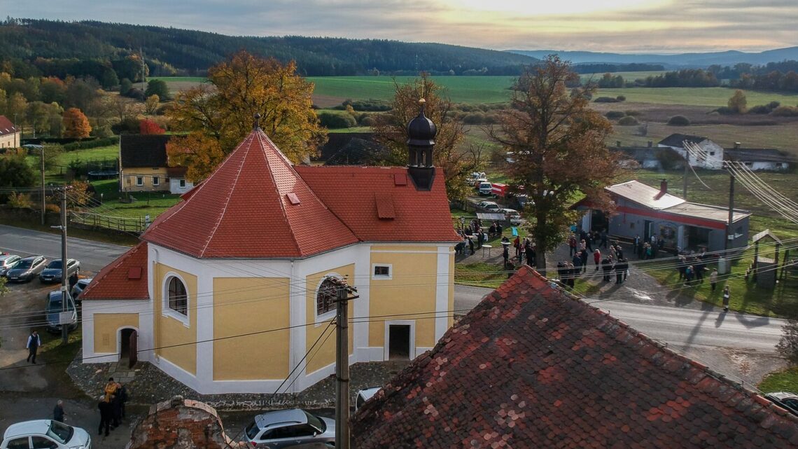 Opravené kapli ve Štítarech požehnal biskup Tomáš Holub