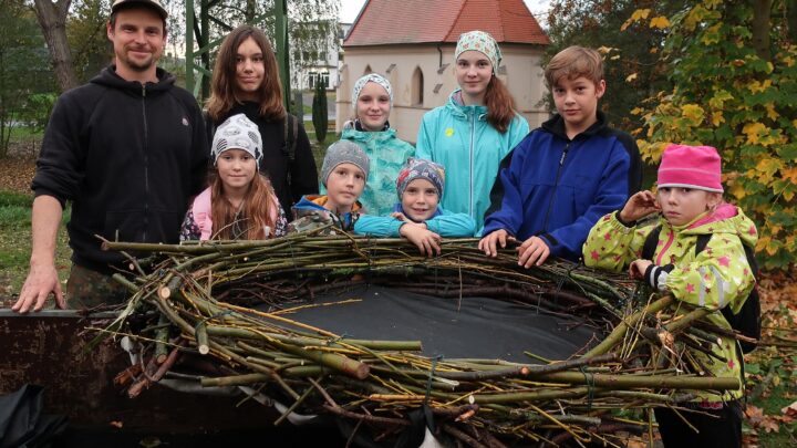 Děti ze Vstiše připravili místním čápům základ nového hnízda