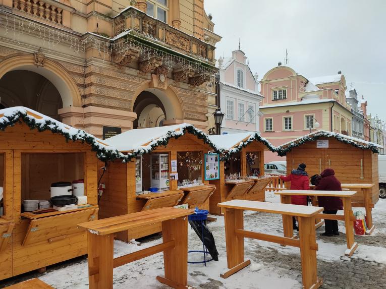 Domažlické náměstí Míru ožilo vánočními trhy