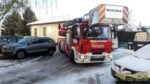 Těžká manipulace s hasičským vozem mezi zaparkovanými auty, zdroj: HZS Plzeňského kraje