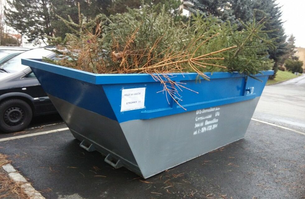 V Domažlicích chystají kontejnery na vyhozené vánoční stromky