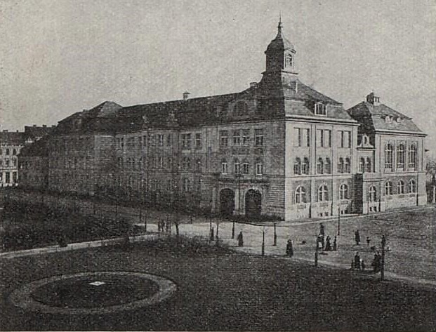 Plzeň před sto lety: Mikulášské náměstí a gymnázium