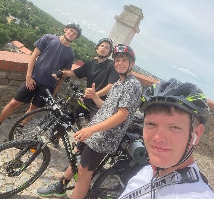 Parta kluků od Domažlic jede přes Evropu na kolech pro Banát
