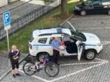 Domažličtí strážníci pomáhají cyklistům, zdroj foto: Městská policie Domažlice