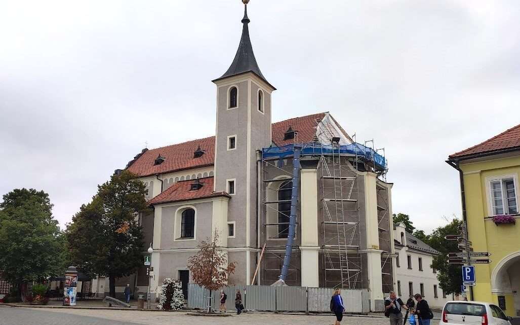 Klášterní kostel na domažlickém náměstí dostane novou střechu