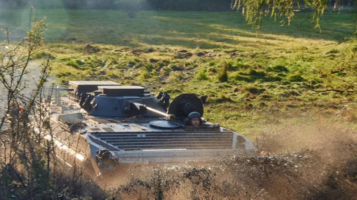 Vojáci těžkou technikou pomáhali brdským obojživelníkům