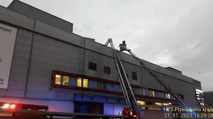 Stovky lidí byly evakuovány kvůli požáru obchodního centra v Plzni