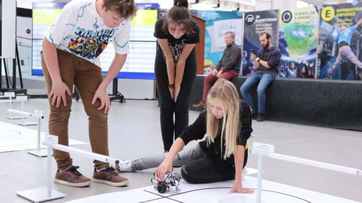 Žáci a studenti v Plzni soutěžili s roboty