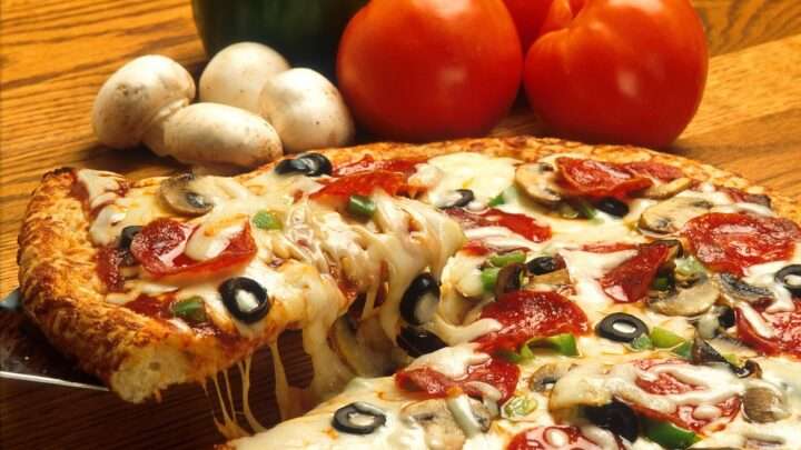 Youtuber JdemeŽrát otestoval původně západočeský řetězec pizzerií. Chutnaly mu obrovské pizzy?