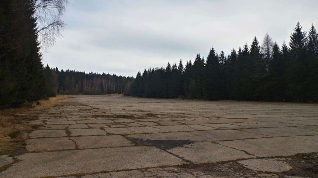 Letiště uprostřed brdských lesů, odkud podle legendy opouštěl Beneš republiku, postavili za války Němci