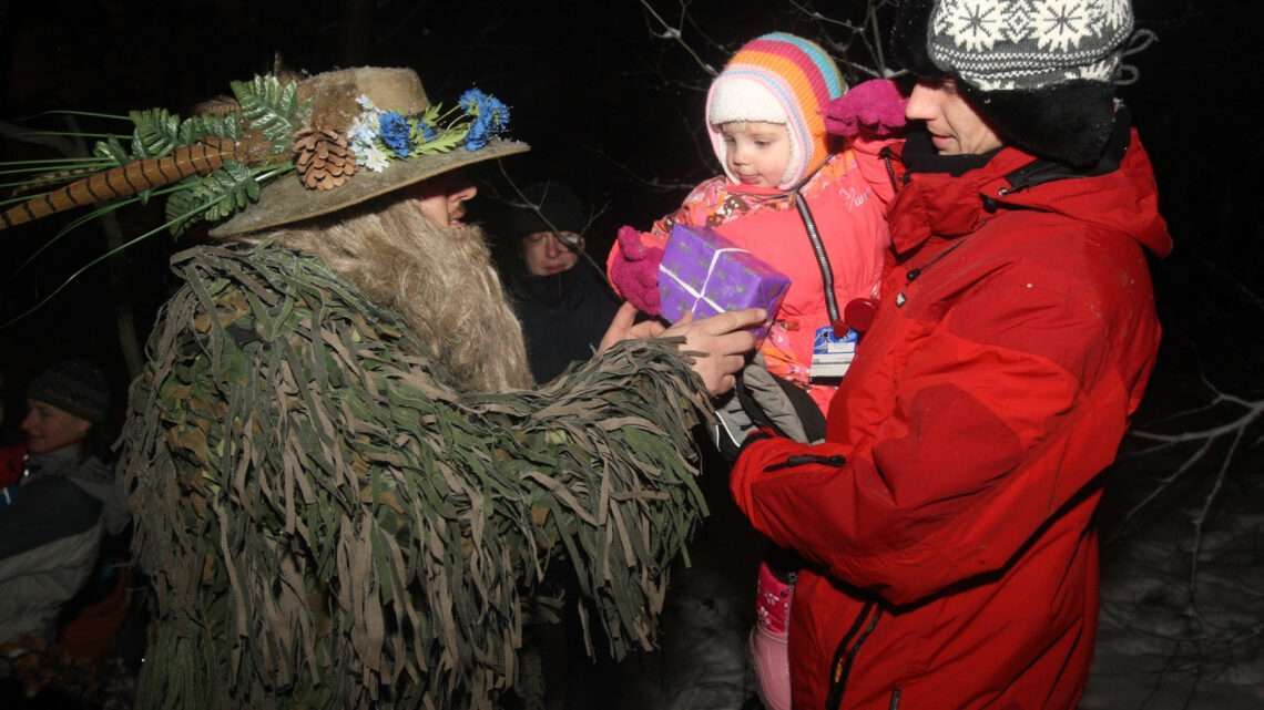 Lesní skřítek Chlumonoš rozdával vánoční dárky přímo v lese