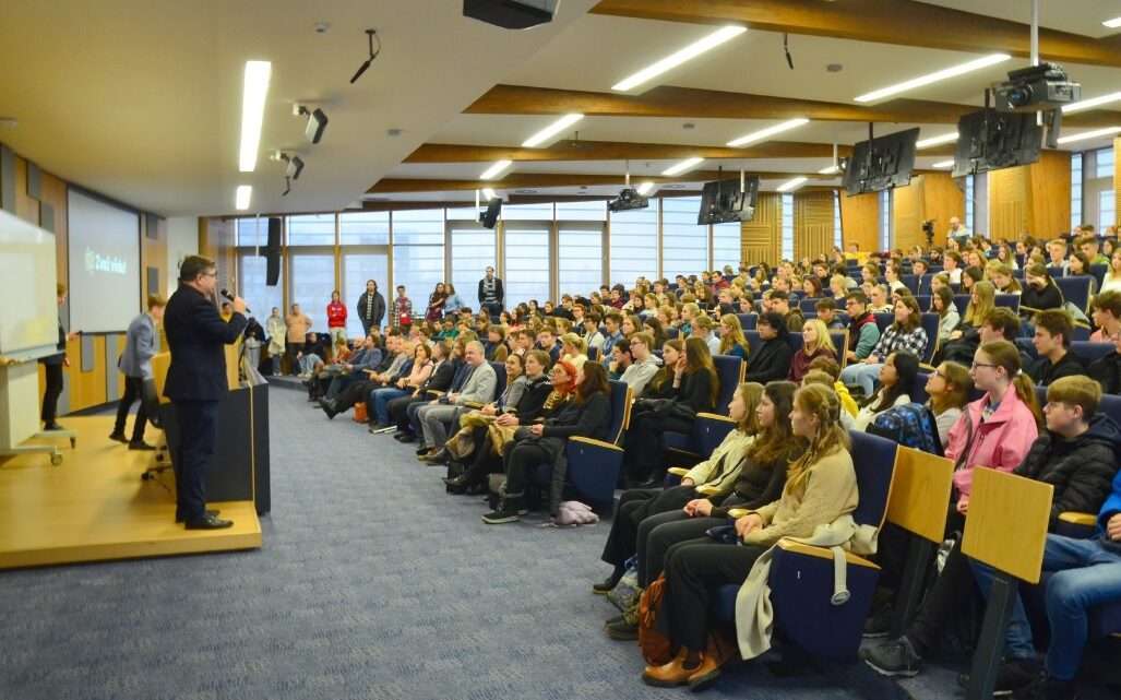 První akce svého druhu u nás: 300 studentů v Plzni zvážilo vědu