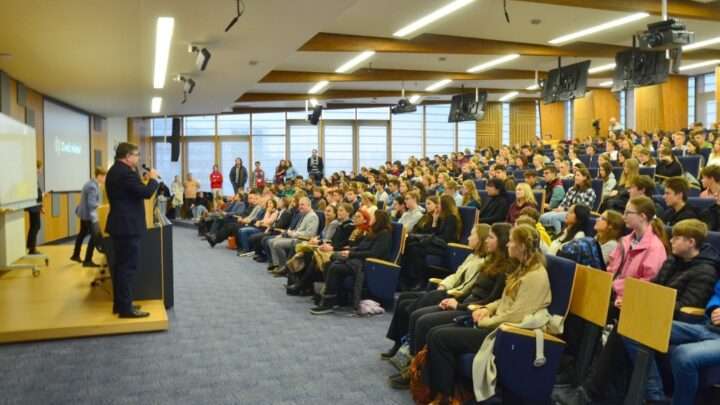 První akce svého druhu u nás: 300 studentů v Plzni zvážilo vědu