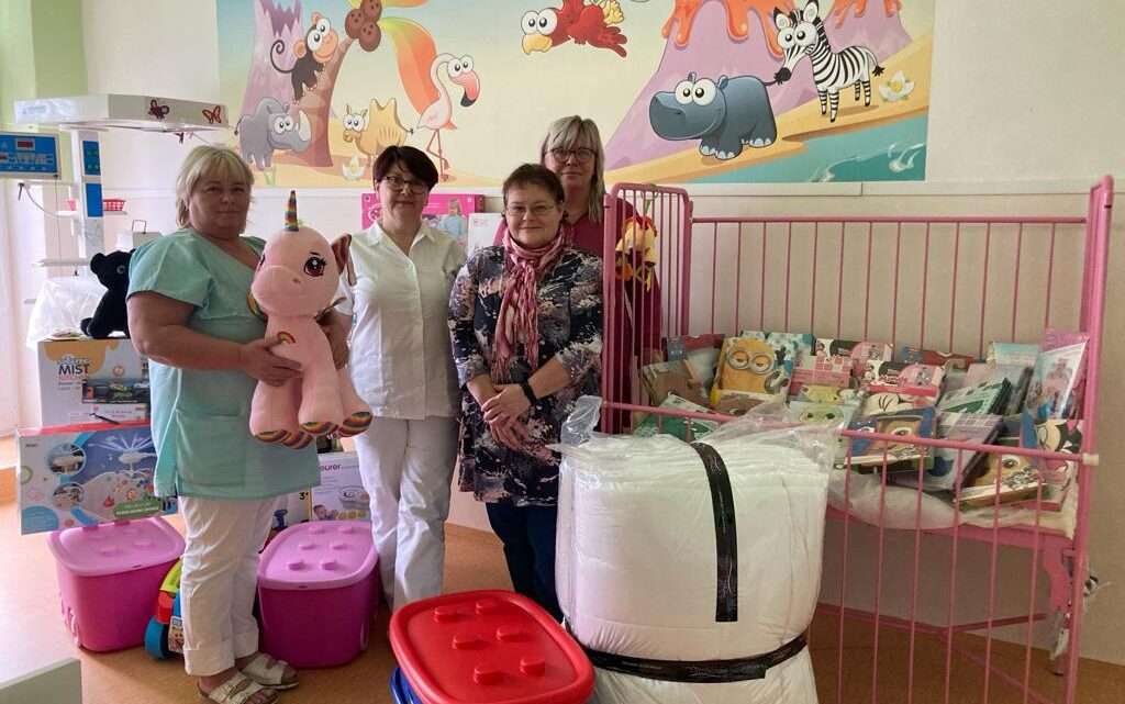 Děti dětem: Školáci z Hrádku u Rokycan podarovali dětské oddělení Rokycanské nemocnice