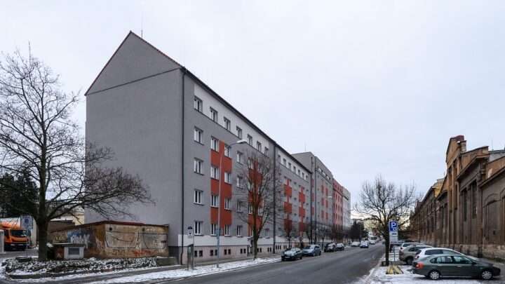 Čtyřicet nových bytů pro seniory a mladé rodiny. Město Plzeň zrekonstruovalo tři bytovky