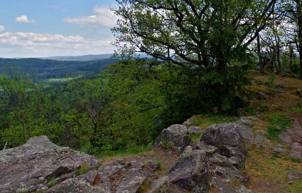 Divoké skály, romantické studánky i hradiště z doby bronzové ukrývá vrch Žďár nedaleko Rokycan