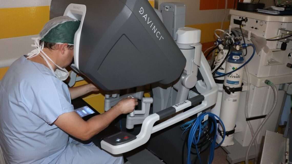 V plzeňské fakultní nemocnici opět operují roboti