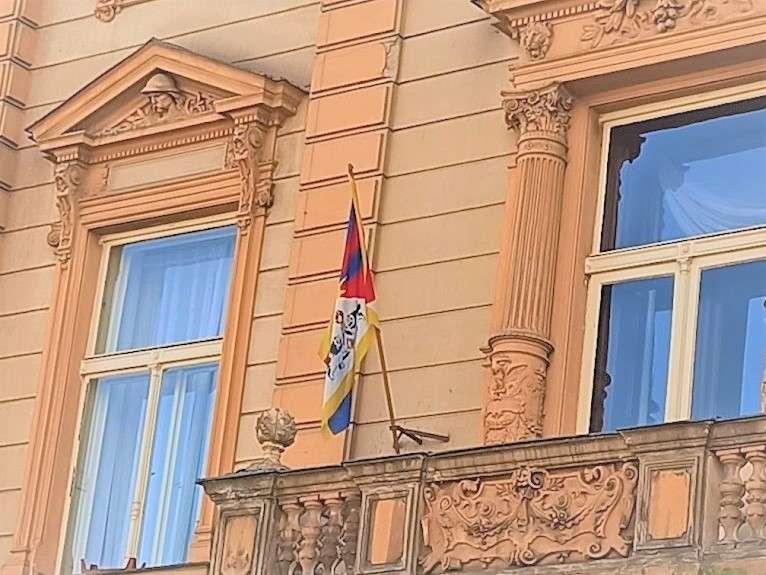 Na domažlické radnici opět zavlaje tibetská vlajka