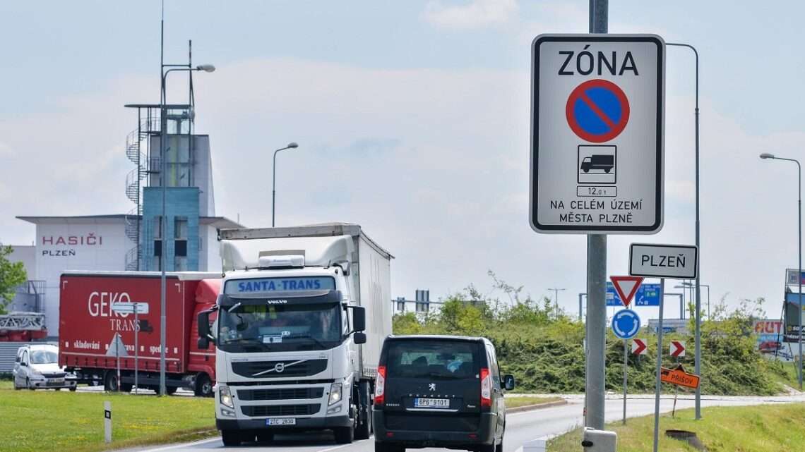 Konec odstavených kamionů v plzeňských ulicích. Od pondělí platí zákaz stání vozidel nad 12 tun