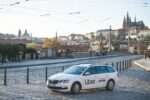 Od živých humrů po Shrekovy uši: Řidiči Uberu nacházejí v autech poklady Vozidlo Uber v Praze, zdroj foto: FYI Prague