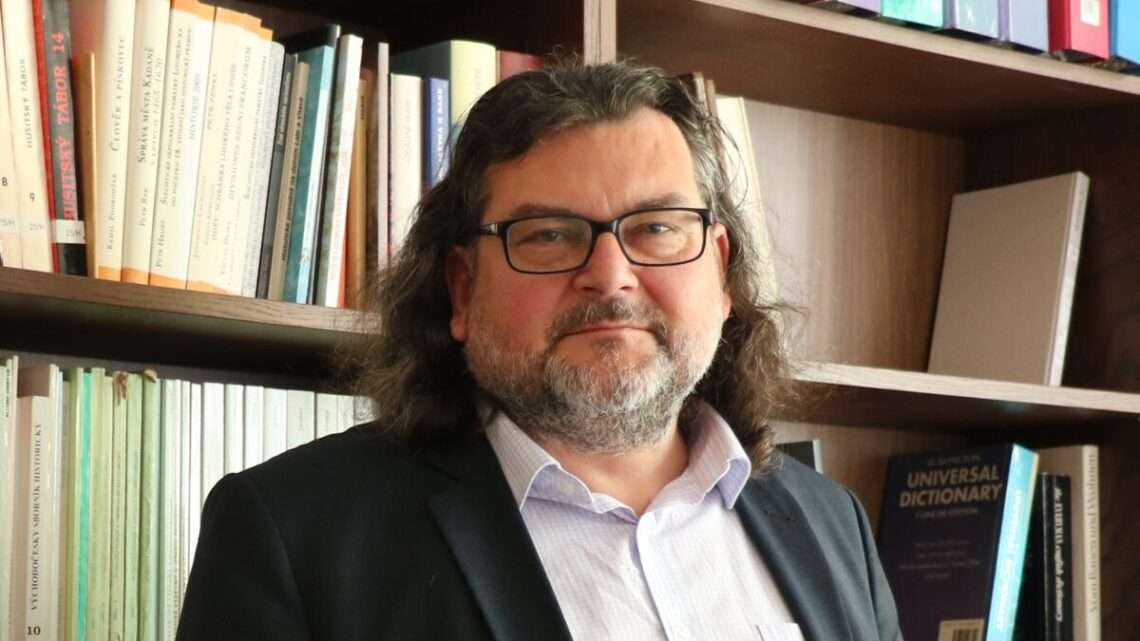 Důkazy o totalitách leží pod zemí, říká archeolog Pavel Vařeka