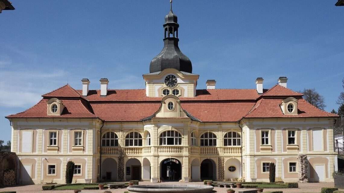 Venkovská perla kousek za Plzní: Zámek, naučná stezka i parádní výhledy v okolí Nebílov