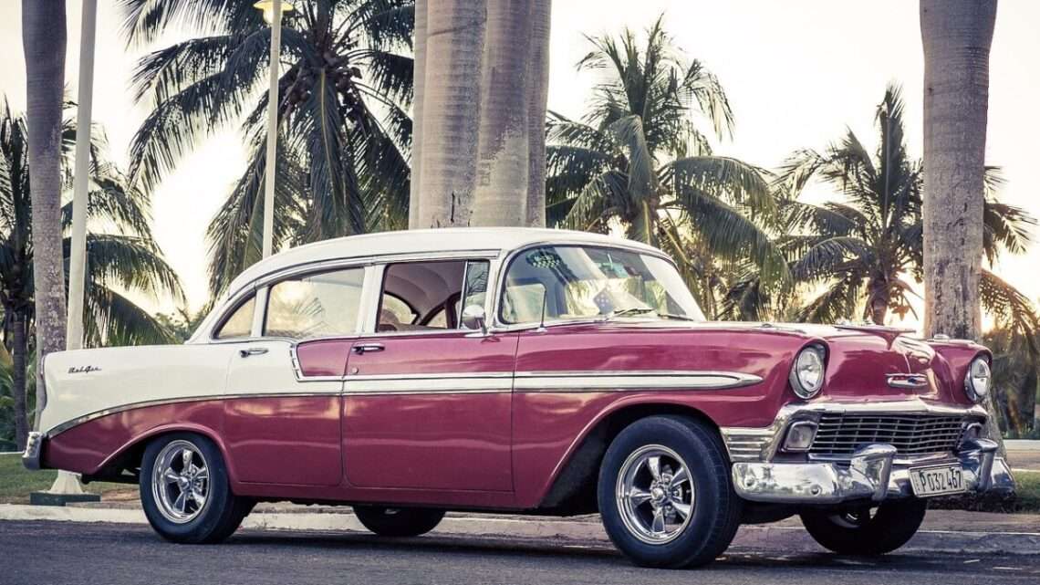 Holýšov jako kubánská Havana. Na víkend se sem sjedou americké bouráky z celé Evropy Holýšov jako kubánská Havana. Na víkend se sem sjedou americké bouráky z celé Evropy