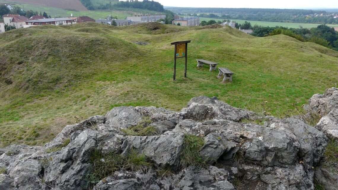 Romantická zřícenina na kraji Plzně a s výhledem na slavnou věznici. Navštivte Litice