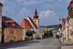 Náměstí v Poběžovicích, zdroj foto: Lubor Ferenc, CC BY-SA 4.0, https://commons.wikimedia.org/w/index.php?curid=110058058