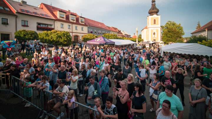 Kladrubská pouť 2025: Hudba, adrenalin, oslava 910 let města a jedna ponožková bitva navíc