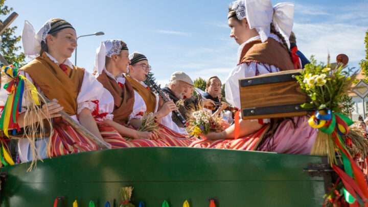 Manětín se promění v centrum folklóru a zábavy. Dožínky Plzeňského kraje nabídnou hudbu, koláče i jízdu retro autobusem